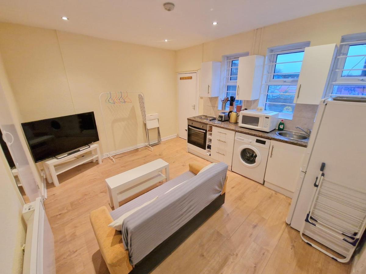Super Studio With Two Bedrooms - Five Minutes From The Station! 伦敦 外观 照片