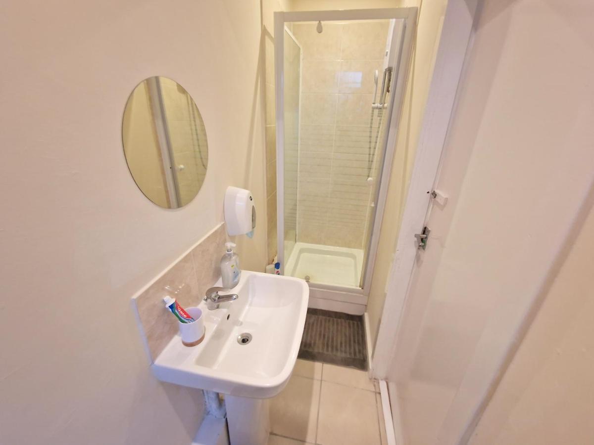 Super Studio With Two Bedrooms - Five Minutes From The Station! 伦敦 外观 照片